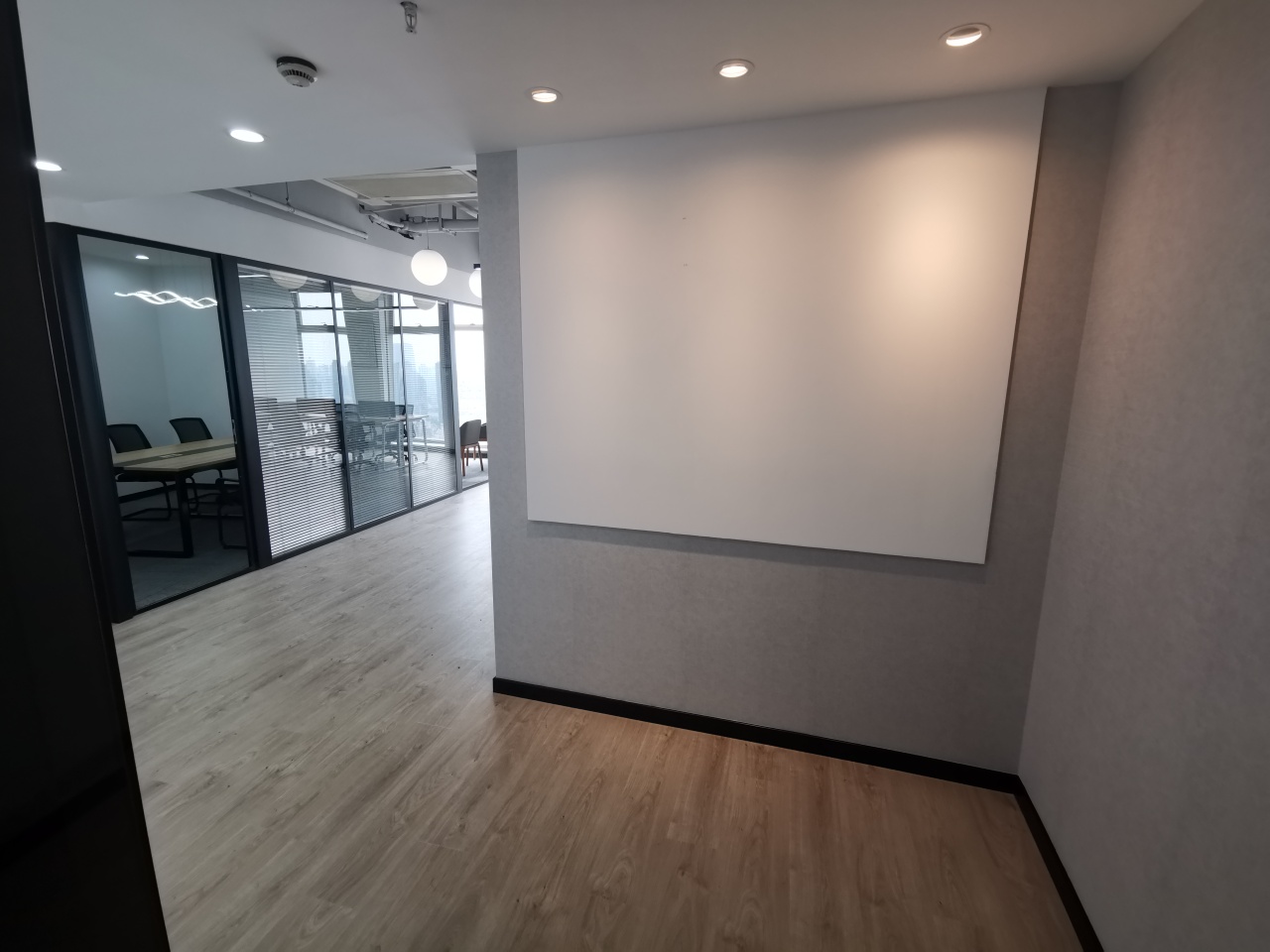 源达大厦长寿路两个隔断，会议室，老板间，精装全配带家电，18个工位(图7)