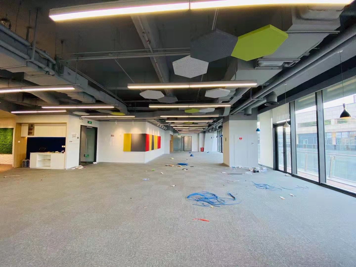 15-22031Q1544I56.jpg 虹桥火车站绿谷广场(图12)