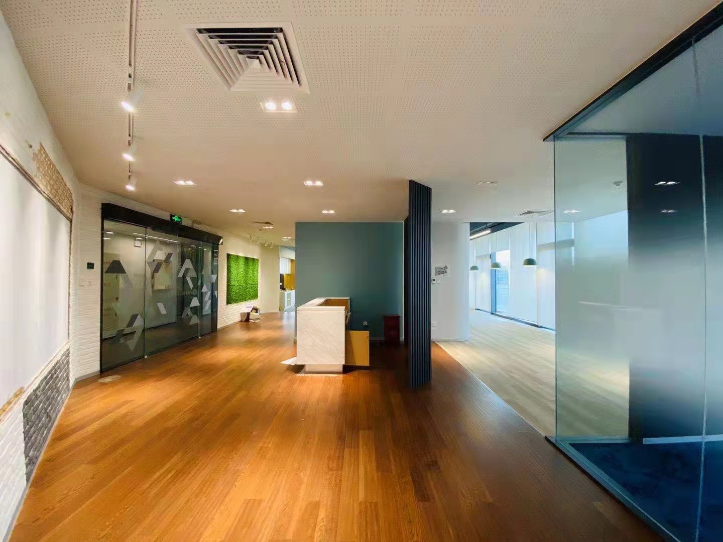 15-22031Q1544M56.jpg 虹桥火车站绿谷广场(图14)