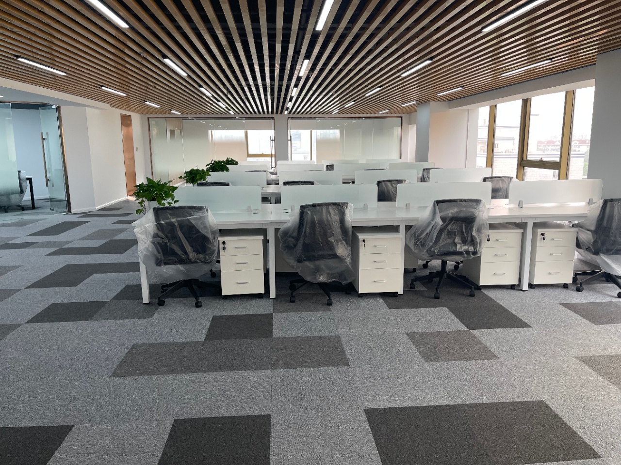 长风板块 真北路地铁站 圣诺亚大厦 精装修带家具 370平 24小时 独立空调(图2)