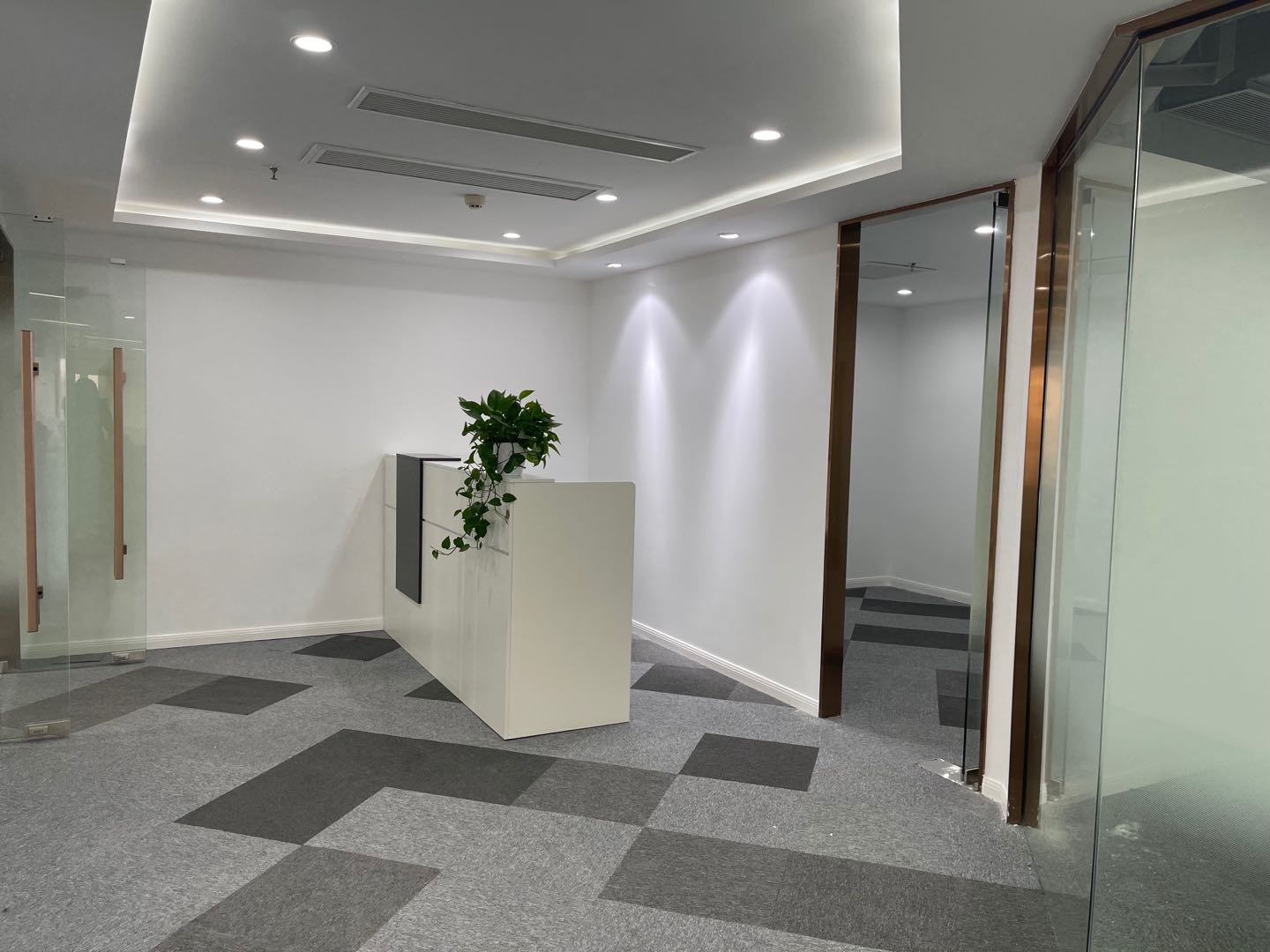 长风板块 真北路地铁站 圣诺亚大厦 精装修带家具 370平 24小时 独立空调(图8)