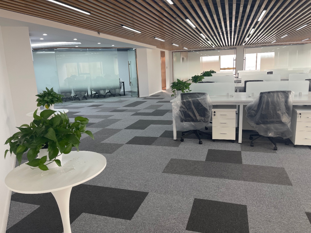 长风板块 真北路地铁站 圣诺亚大厦 精装修带家具 370平 24小时 独立空调(图7)