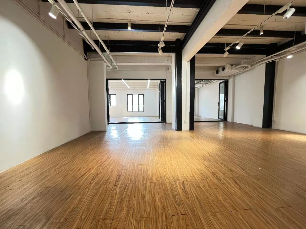 10-220322152455J7.jpg  衡山路创意园  150平精装修 双面采光 适合网络科技公司(图4)