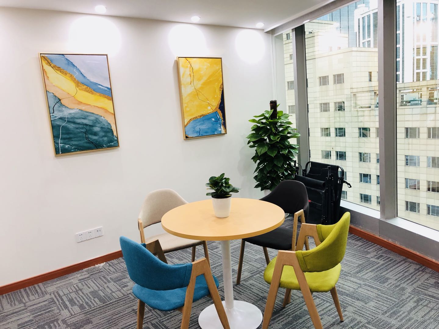 12-220323094253U6.jpg 联通国际大厦:300平,4元/平(图4)