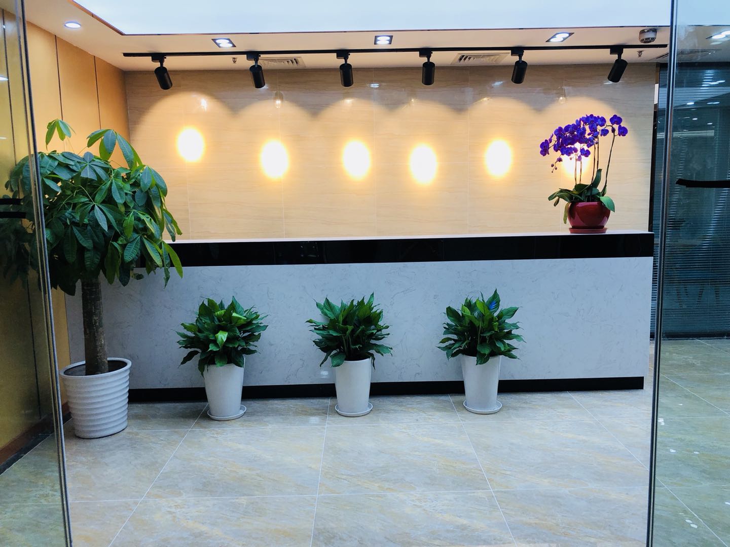 12-220323094254222.jpg 联通国际大厦:300平,4元/平(图1)