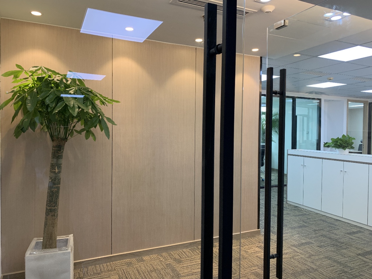 9-2203231P643Z4.jpg 天目西路外贸锦程大厦200平精装修带家具现房看苏州河采光视野极佳(图2)