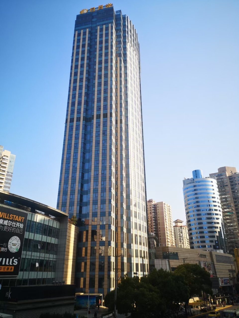 打浦桥日月光中心精装修带家具250平现房拎包入住高区采光视野佳(图1)