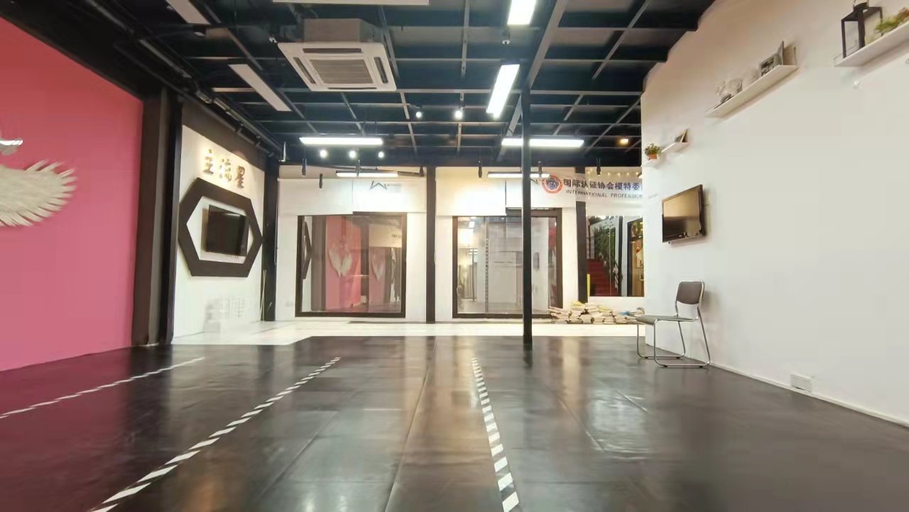 虹口足球场 德必运动loft 200平精装复式 算单层面积 办公室选址(图5)