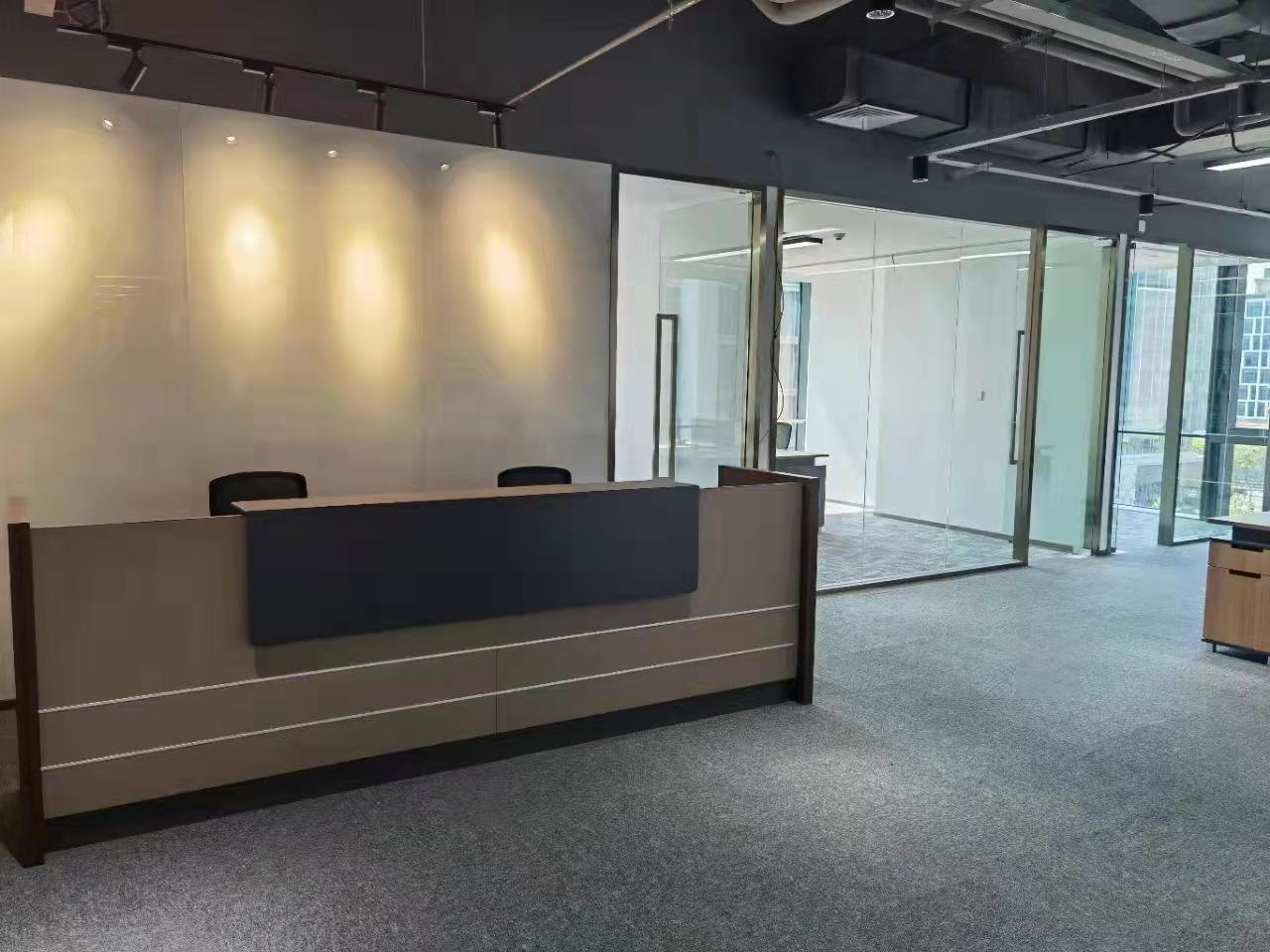 16-22032Q55520361.jpg 虹桥万科时一区写字楼410平精装修带家具出租(图2)