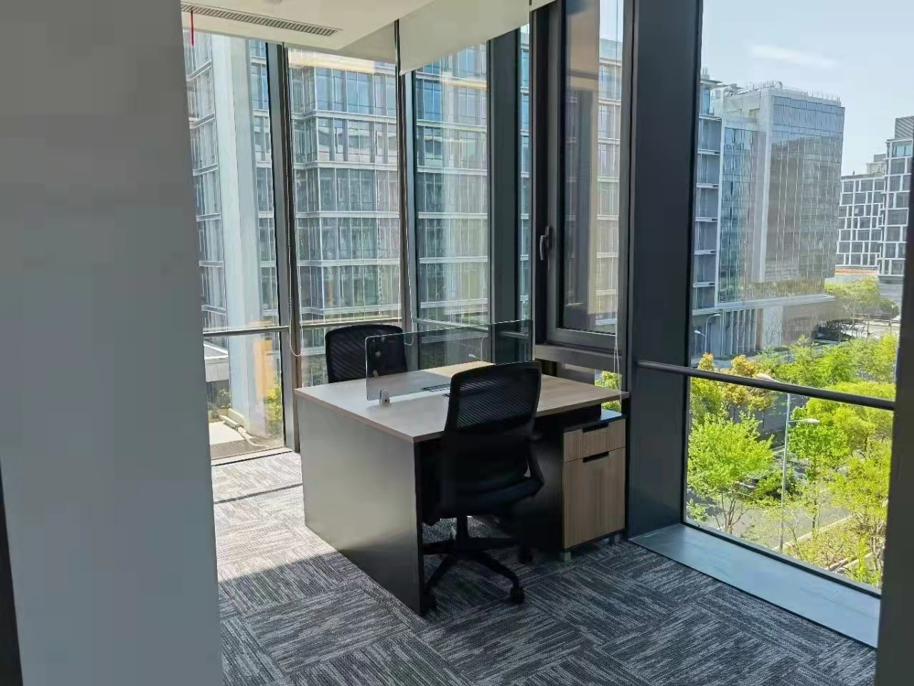 16-22032Q55520438.jpg 虹桥万科时一区写字楼410平精装修带家具出租(图3)