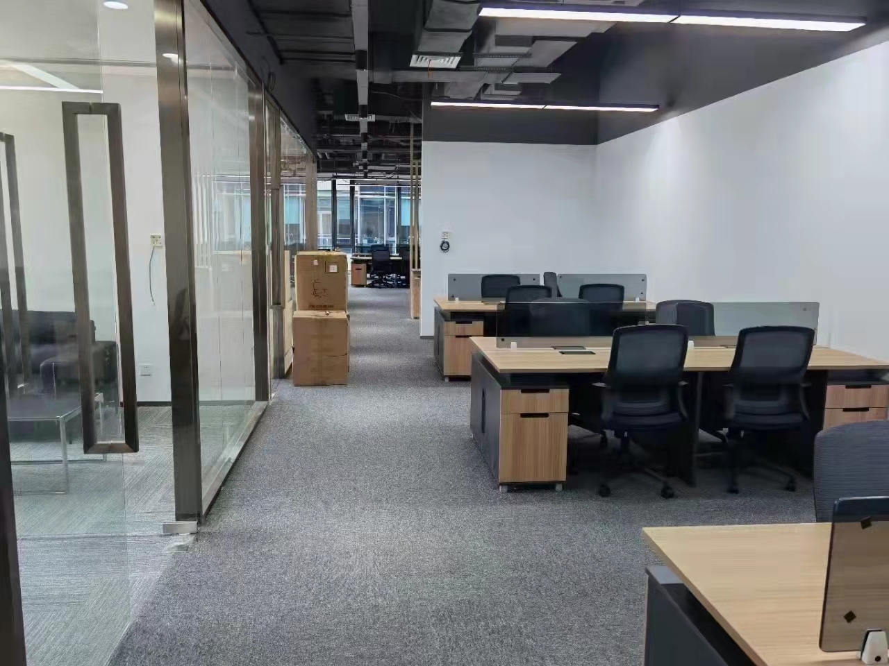 16-22032Q55521300.jpg 虹桥万科时一区写字楼410平精装修带家具出租(图8)