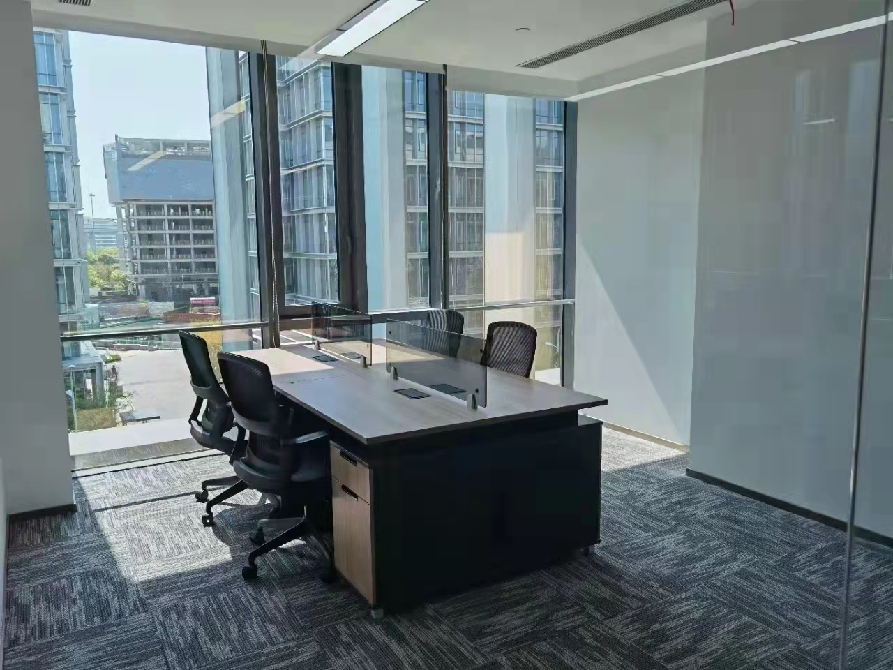 16-22032Q55521448.jpg 虹桥万科时一区写字楼410平精装修带家具出租(图7)