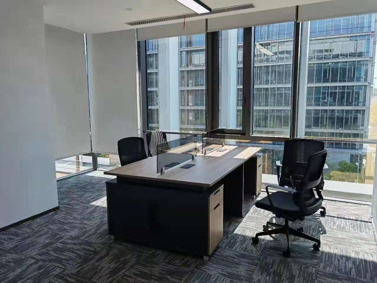 16-22032Q555214M.jpg 虹桥万科时一区写字楼410平精装修带家具出租(图5)