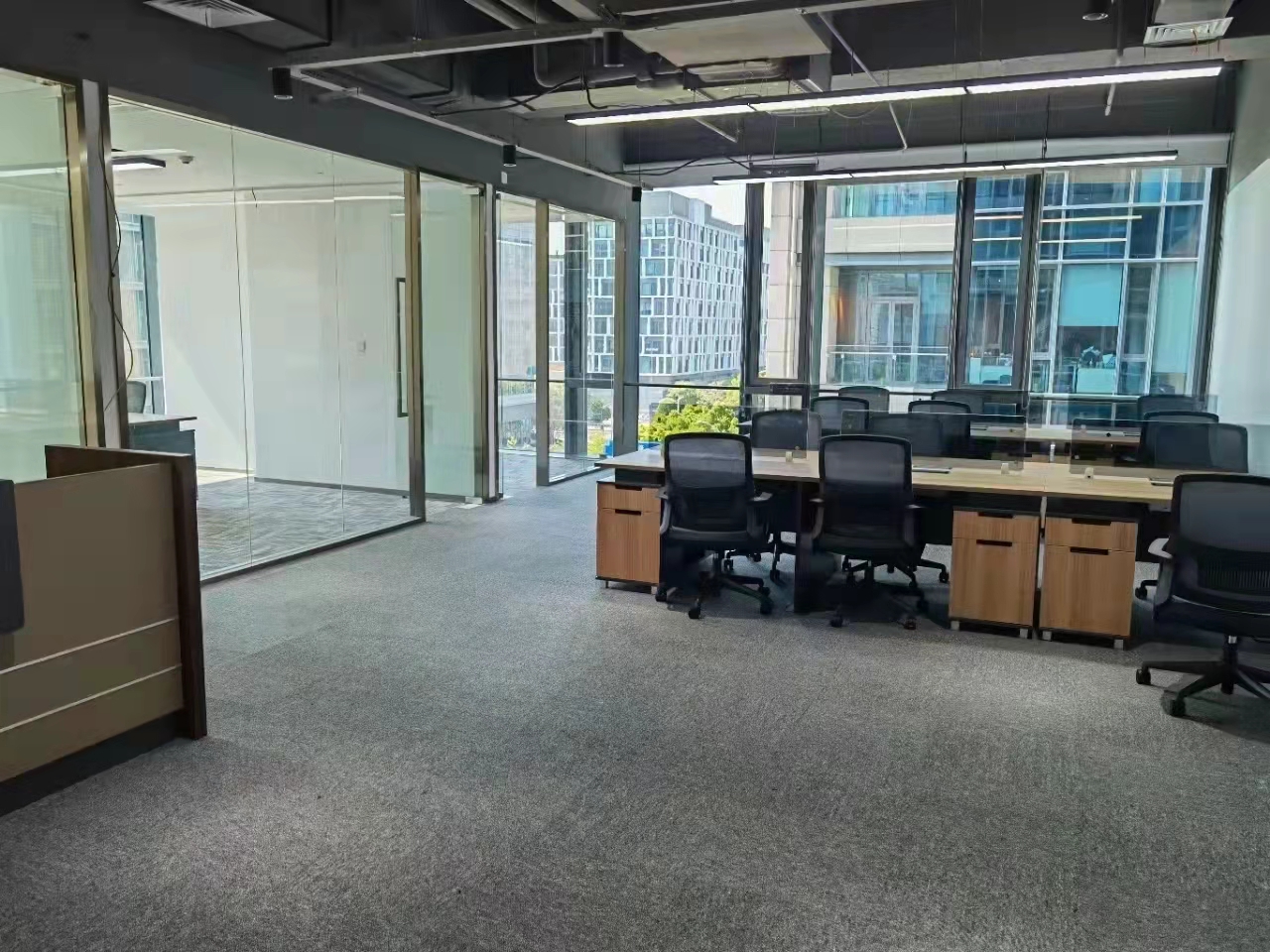 16-22032Q55521547.jpg 虹桥万科时一区写字楼410平精装修带家具出租(图4)