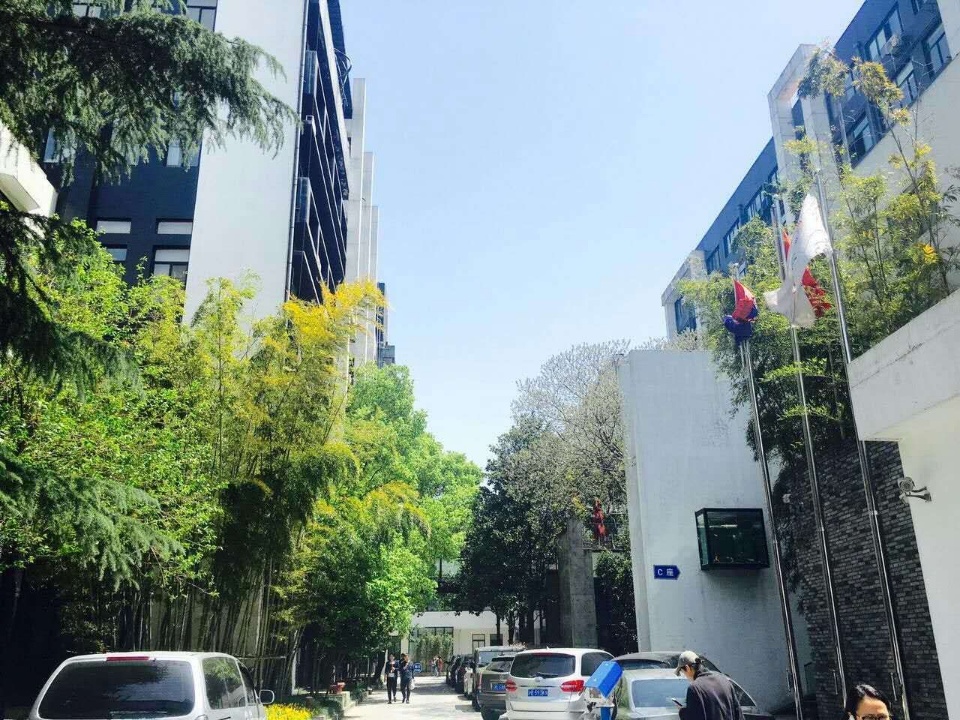9-22032916120V50.jpg 徐汇德必易园100平精装修现房出租上海火车站上盖(图1)