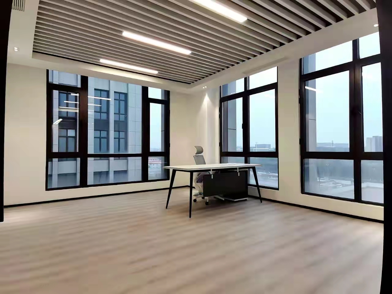 16-2203300936391T.jpg 闵行银石科技园150平精装修带家具优质房源出租(图2)