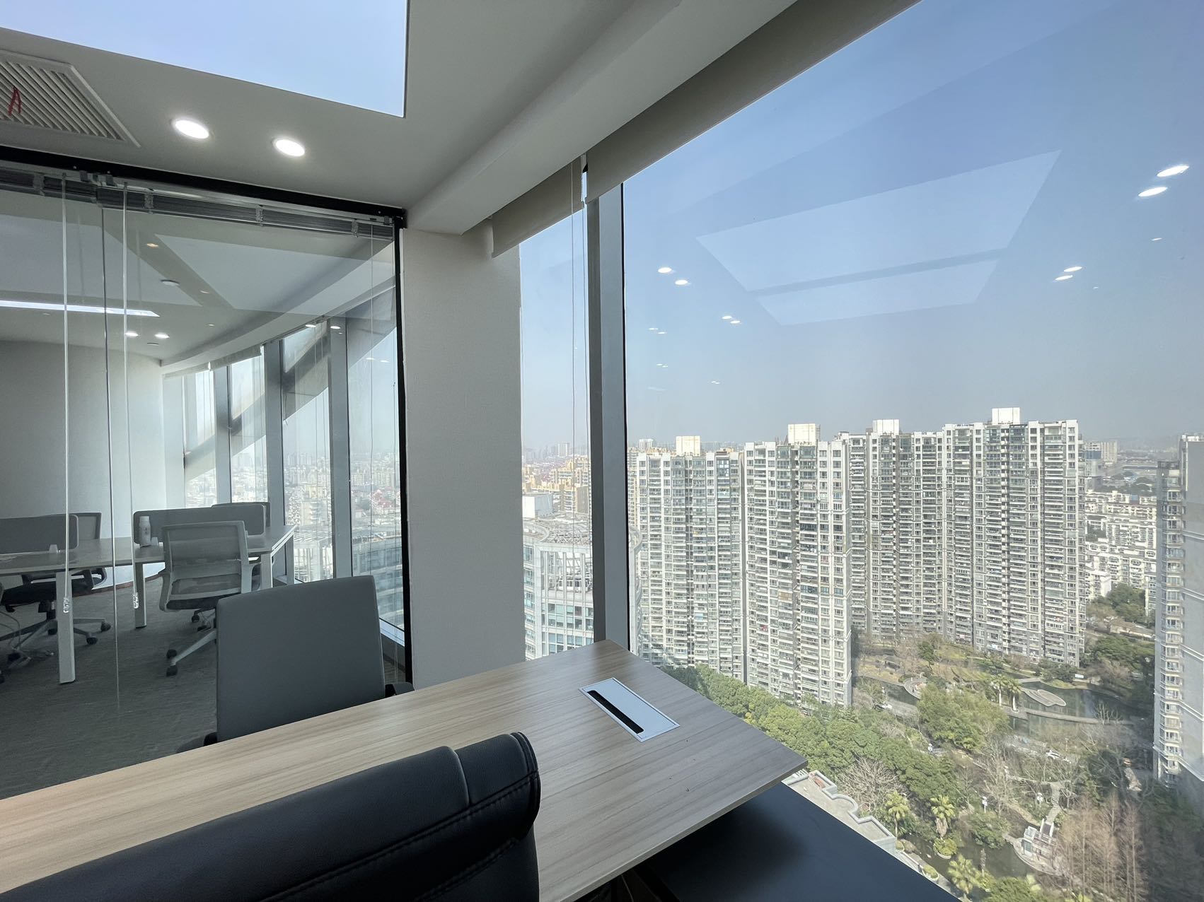 环球港 写字楼出租 金沙江路地铁上盖 双子塔 分体空调 200平300平 精装修带家具(图4)