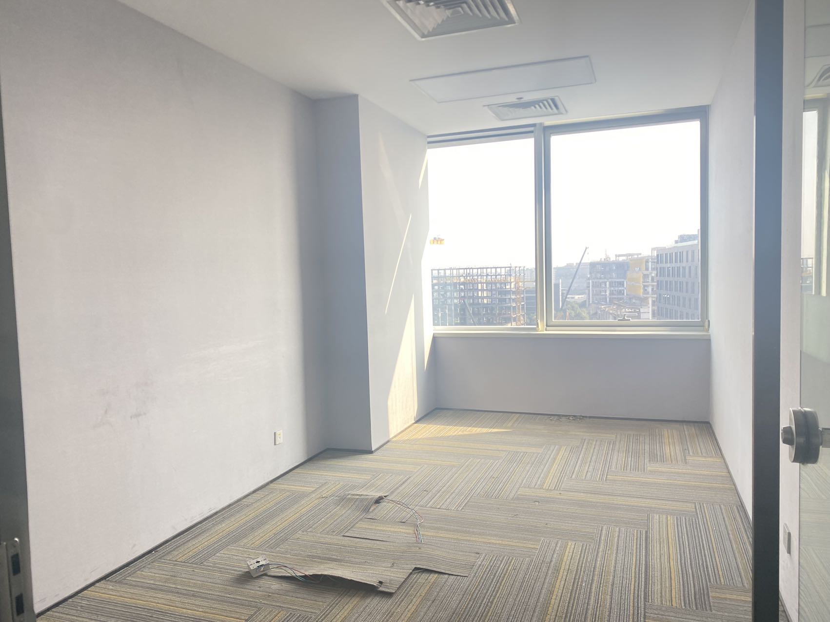 建滔企业广场 写字楼出租 新楼盘 落地窗 双面采光 300平500平 整层可分割 精装修 淞虹路商圈(图9)