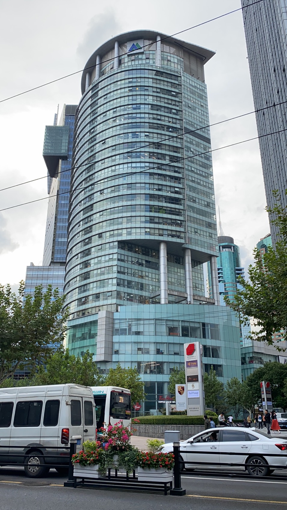 南京西路商圈天安中心小面积精装修带家具现房出租拎包入住朝南(图1)
