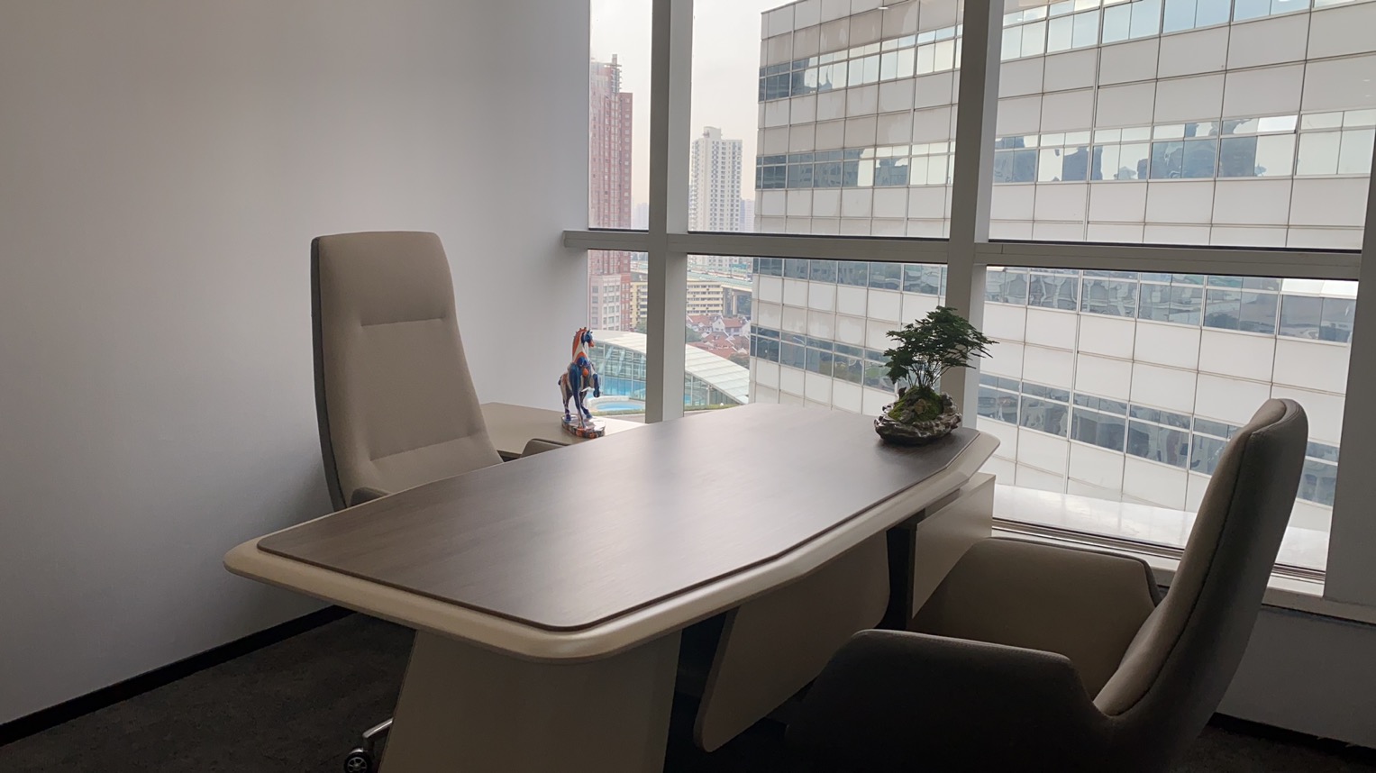 9-2203301GG95X.jpg 人民广场商圈150平精装修带家具拎包入住高区朝南采光视野佳(图4)