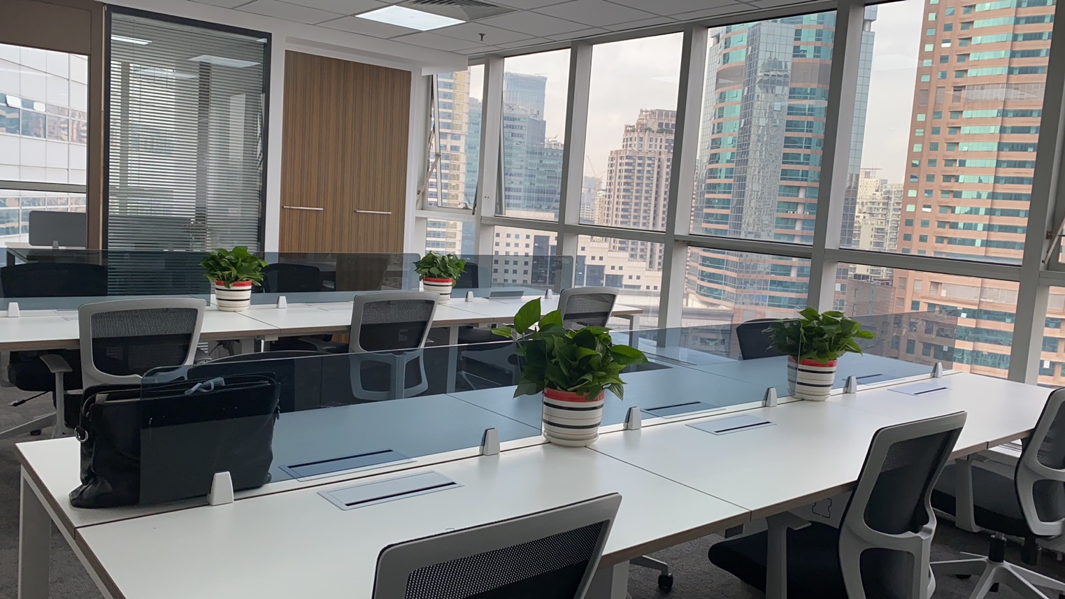 9-2203301GGbA.jpg 人民广场商圈150平精装修带家具拎包入住高区朝南采光视野佳(图3)