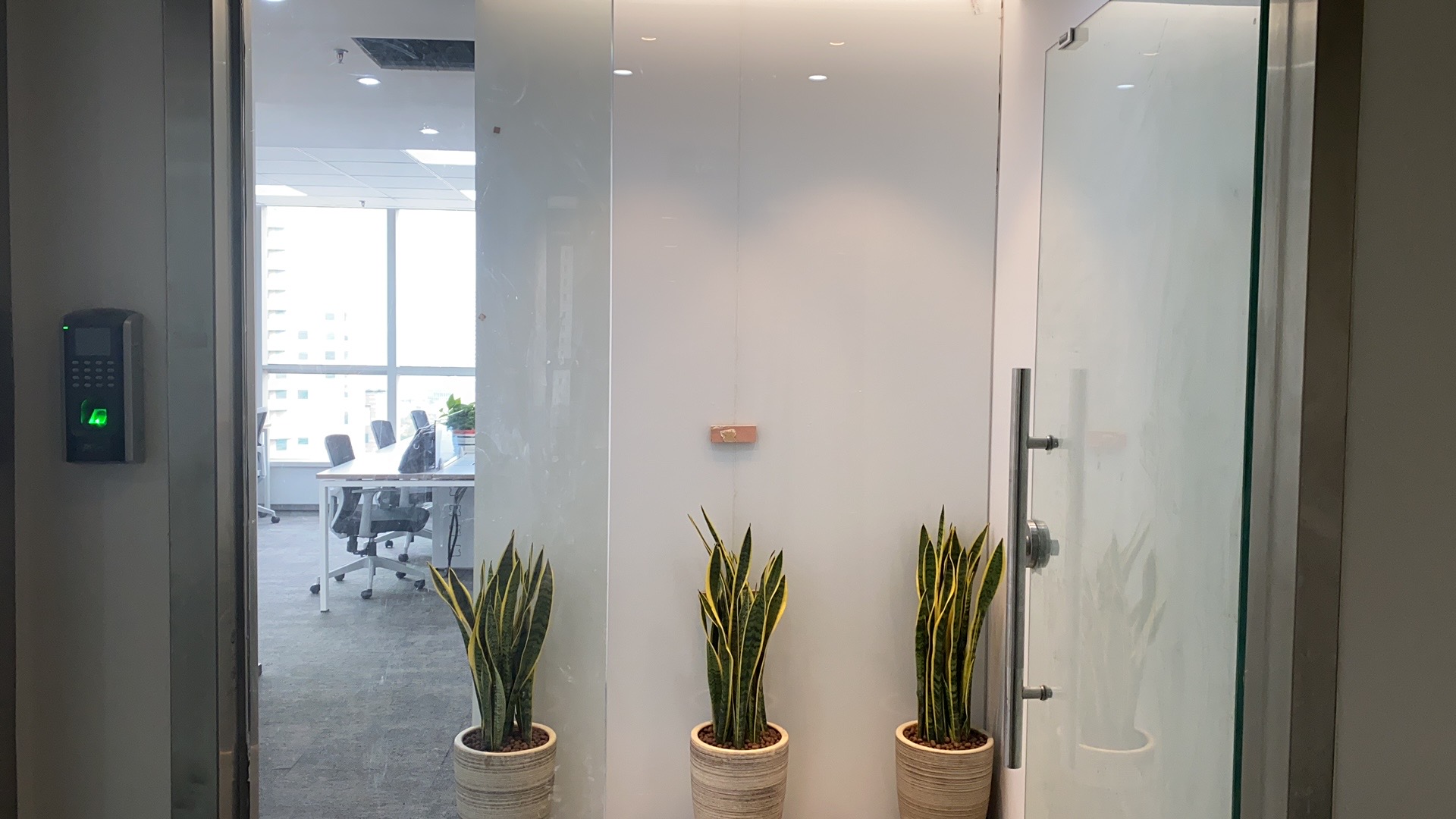 9-2203301GGbQ.jpg 人民广场商圈150平精装修带家具拎包入住高区朝南采光视野佳(图2)