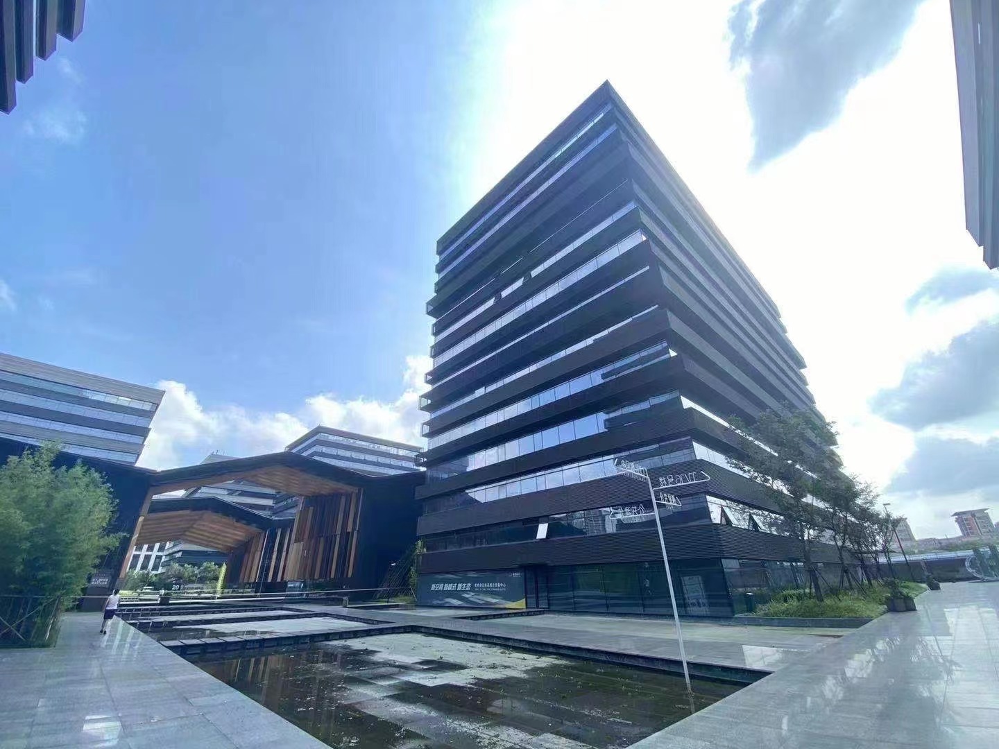 9-220330200325514.jpg 闵行虹桥国际展汇小面积精装修带家具多隔断加工位现房出租(图1)