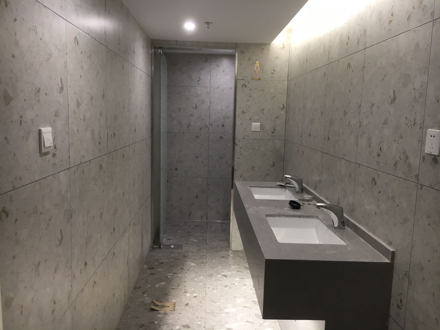 康吉大厦24小时独立空调,独立卫生间 ,带上下水,通天然气,独立厨房。(图12)