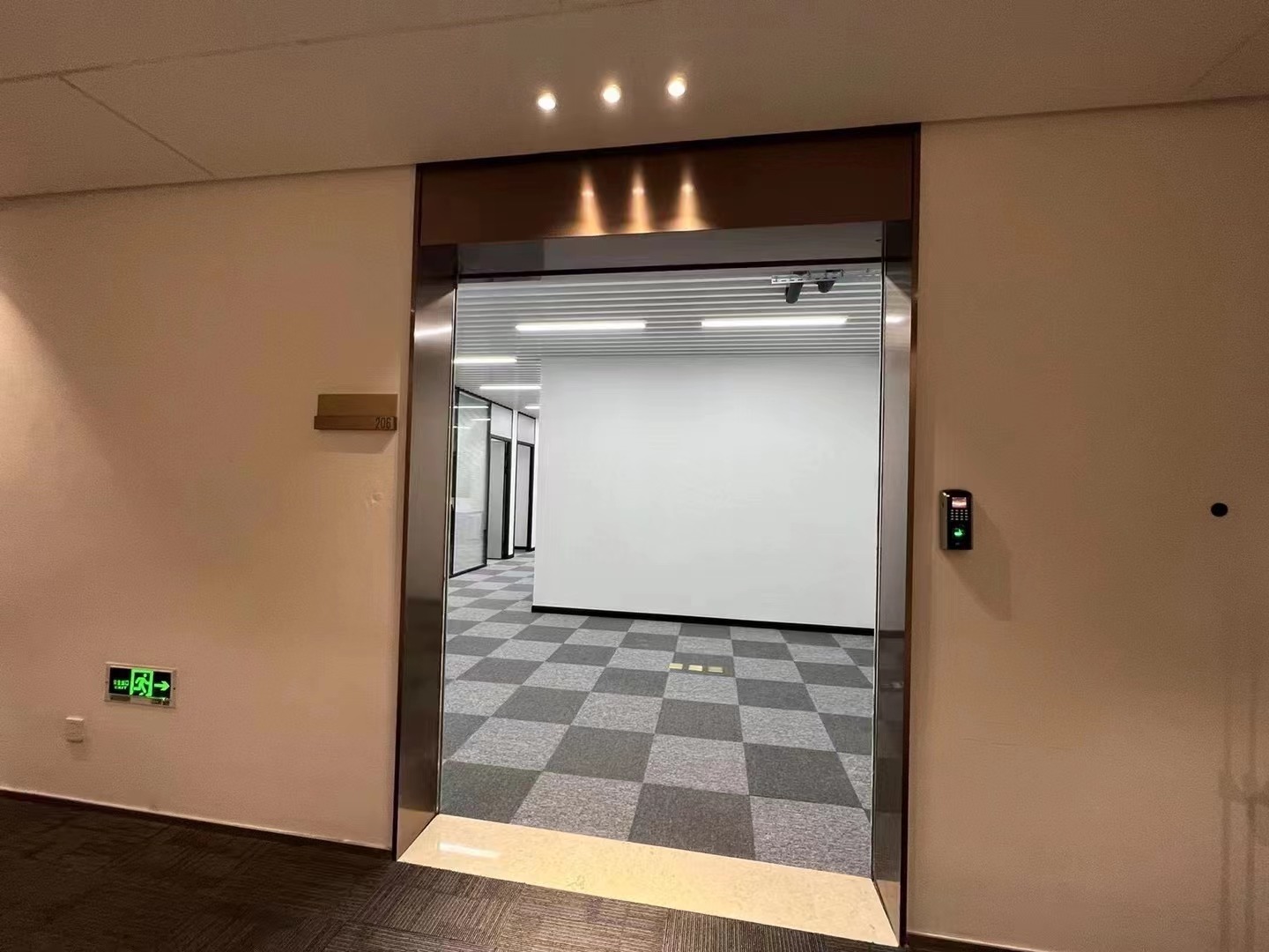 9-2203311242343Y.jpg 闵行虹桥正荣中心180平精装修带家具无需复原可注册(图5)