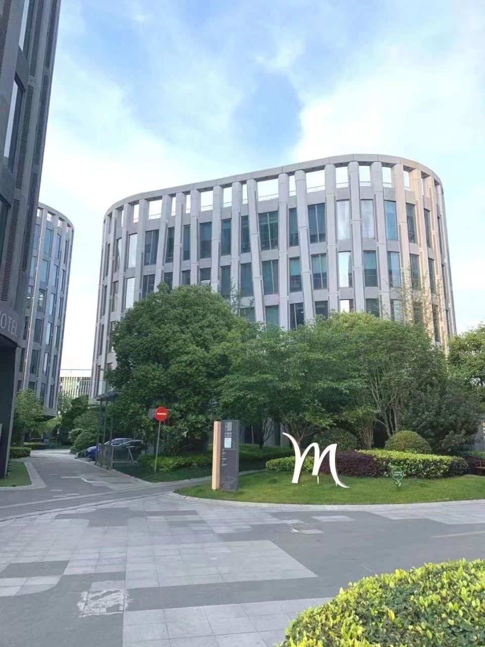 虹桥协信中心新出250平精装修带家具现房朝南落地窗采光通透(图1)