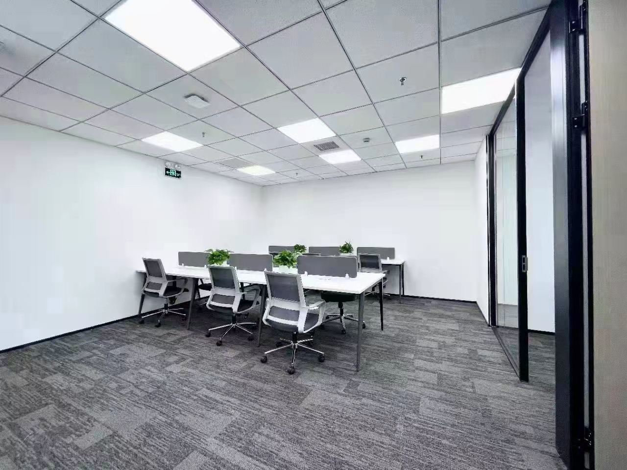 16-22040110262H61.jpg 万都中心娄山关路195平精装修带家具出租(图3)