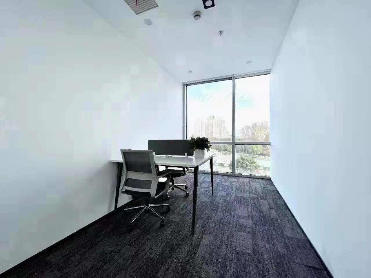 16-22040110262I05.jpg 万都中心娄山关路195平精装修带家具出租(图4)