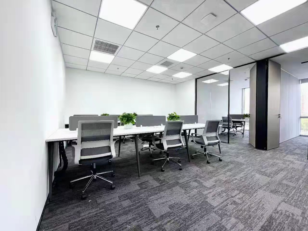 16-22040110262Uc.jpg 万都中心娄山关路195平精装修带家具出租(图2)