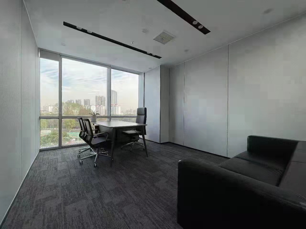 16-22040110262V56.jpg 万都中心娄山关路195平精装修带家具出租(图5)