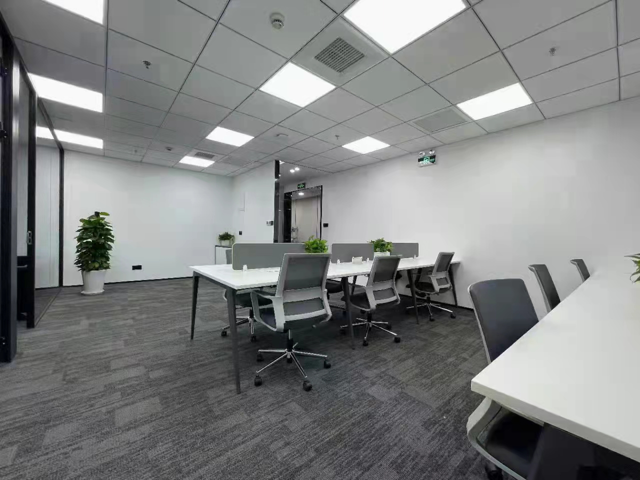 16-22040110262Y12.jpg 万都中心娄山关路195平精装修带家具出租(图6)