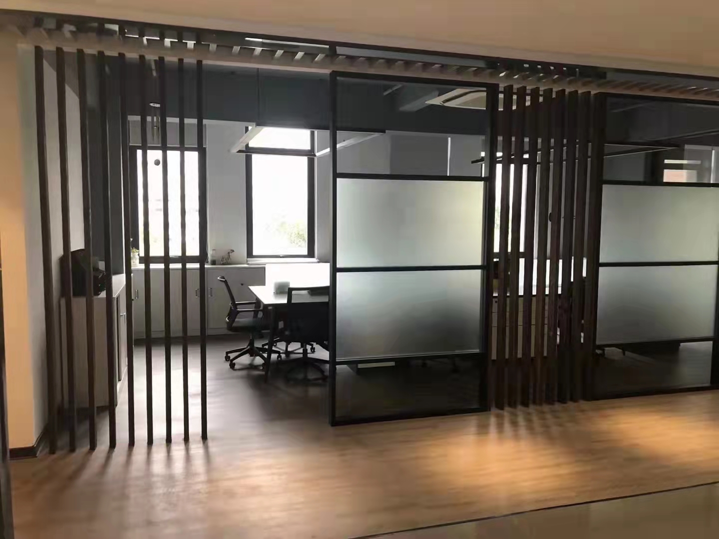 16-220406145953L3.jpg 长宁古北财富一期300平精装修带家具优质房源出租(图1)