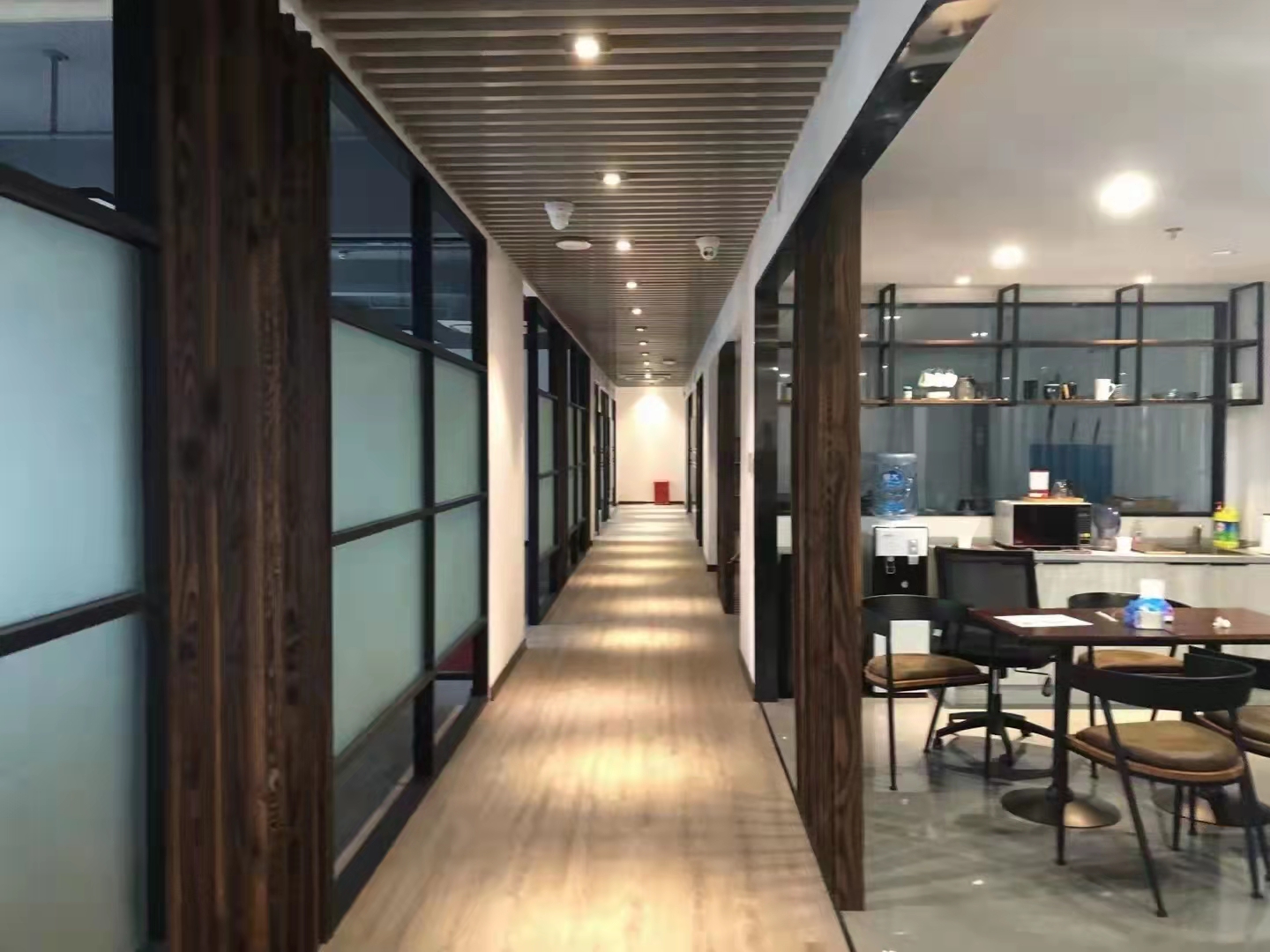 16-220406145954P0.jpg 长宁古北财富一期300平精装修带家具优质房源出租(图5)