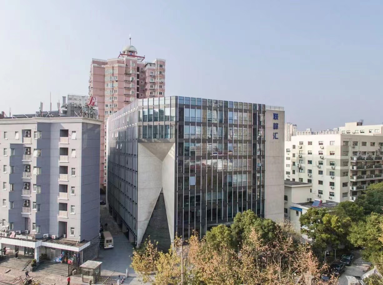 徐家汇商圈联峰汇大厦精装全配拎包入住大落地窗24小时空调(图1)