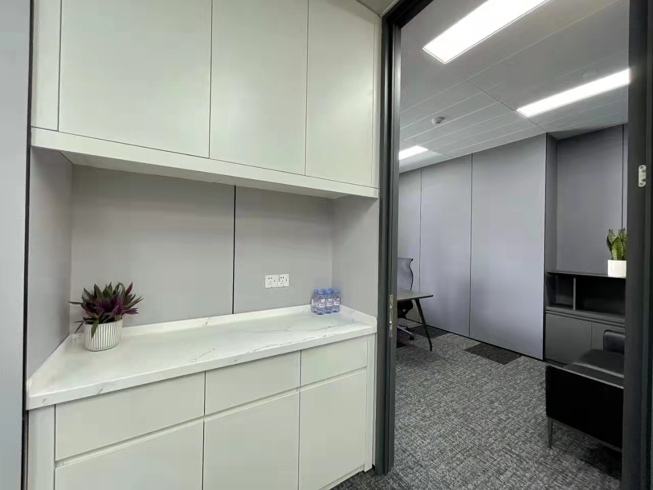 静安中欣大厦256平精装修带家具优质房源出租(图1)