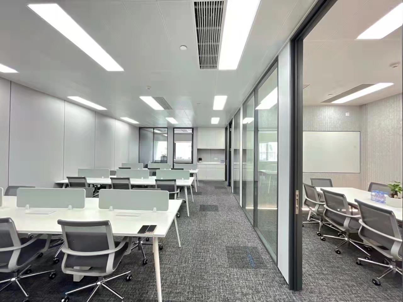 静安中欣大厦256平精装修带家具优质房源出租(图2)