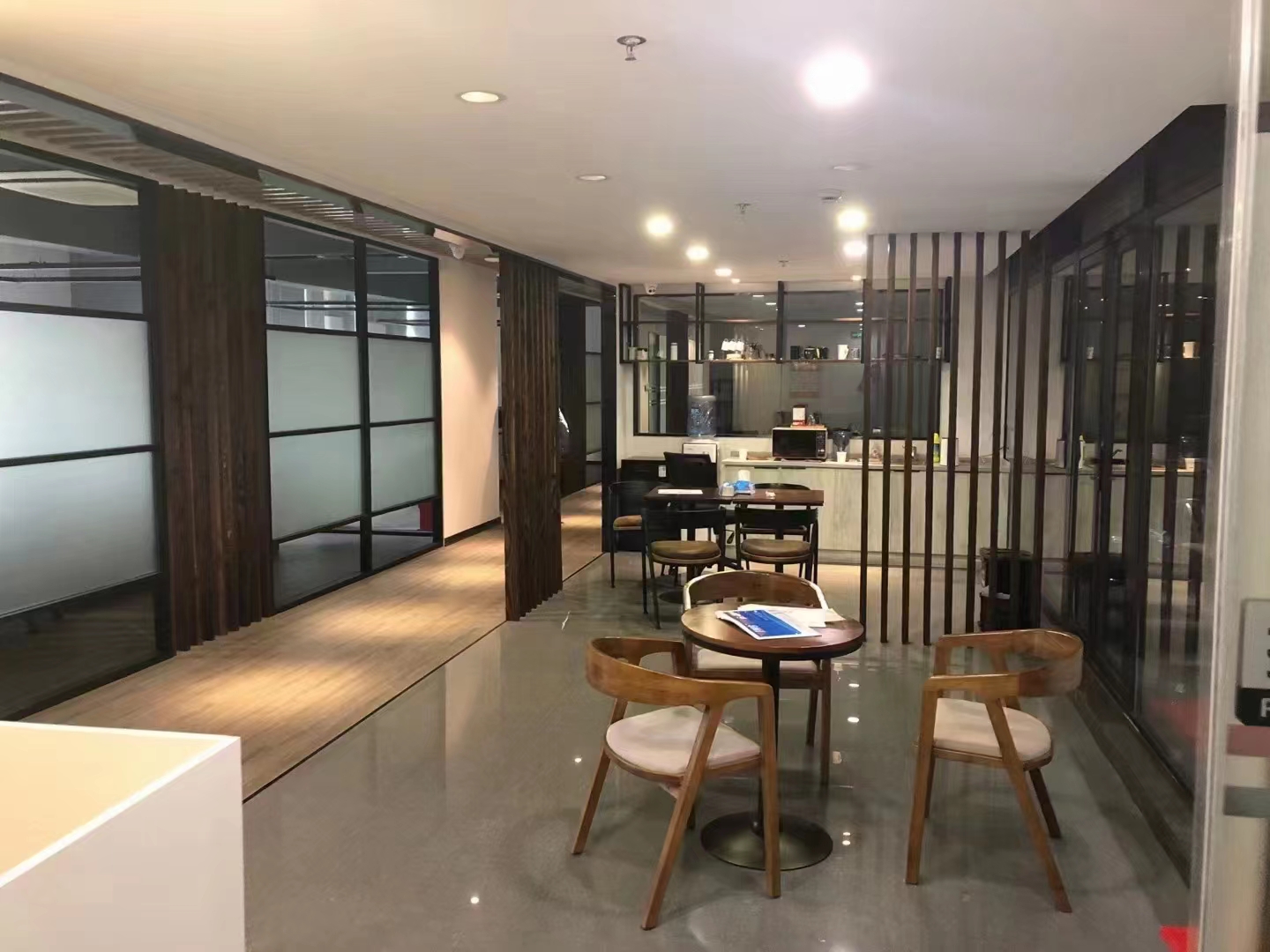 16-22041111133W12.jpg 长宁虹桥南丰城550平精装修带家具优质房源出租(图3)