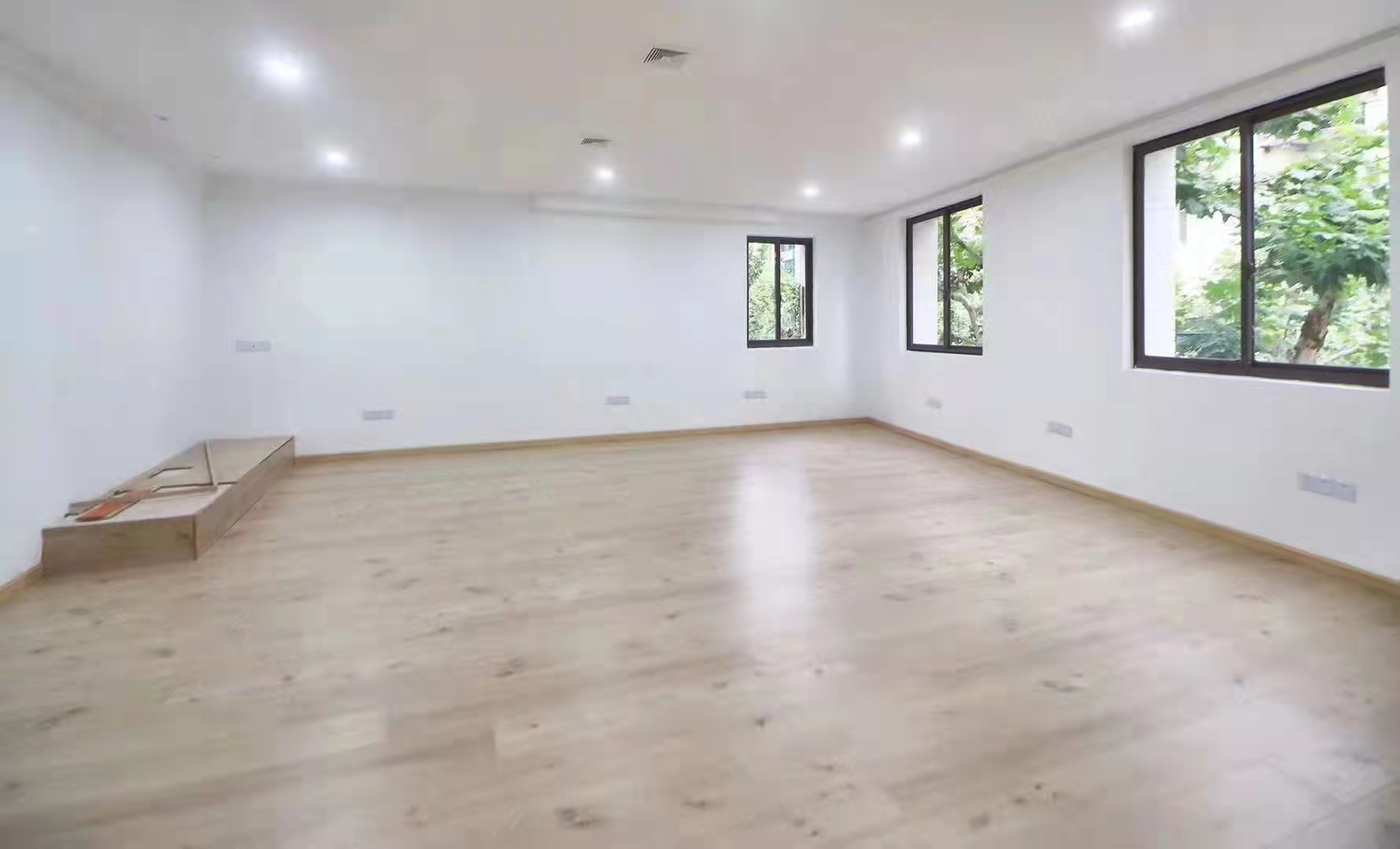 南京西路商圈仲益大厦250平现房出租带上下水24小时独立空调(图1)