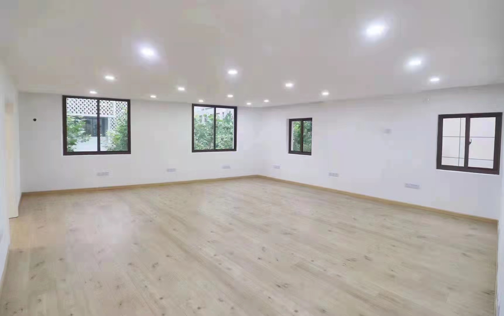 南京西路商圈仲益大厦250平现房出租带上下水24小时独立空调(图4)