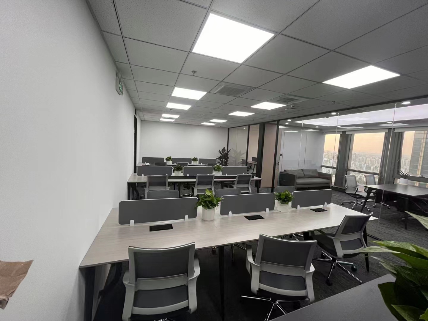 16-220412110644911.jpg 长宁SOHO天山广场120平精装修带家具优质房源出租(图2)