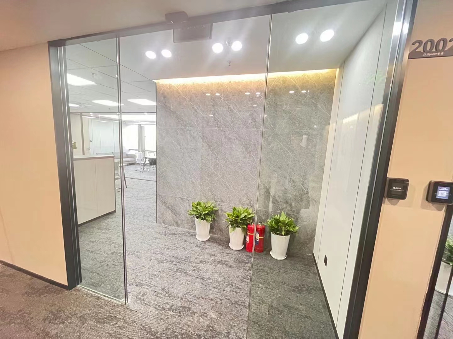 16-2204121106453C.jpg 长宁SOHO天山广场120平精装修带家具优质房源出租(图1)