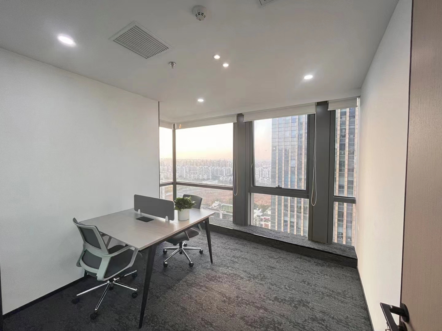 16-22041211064E58.jpg 长宁SOHO天山广场120平精装修带家具优质房源出租(图4)