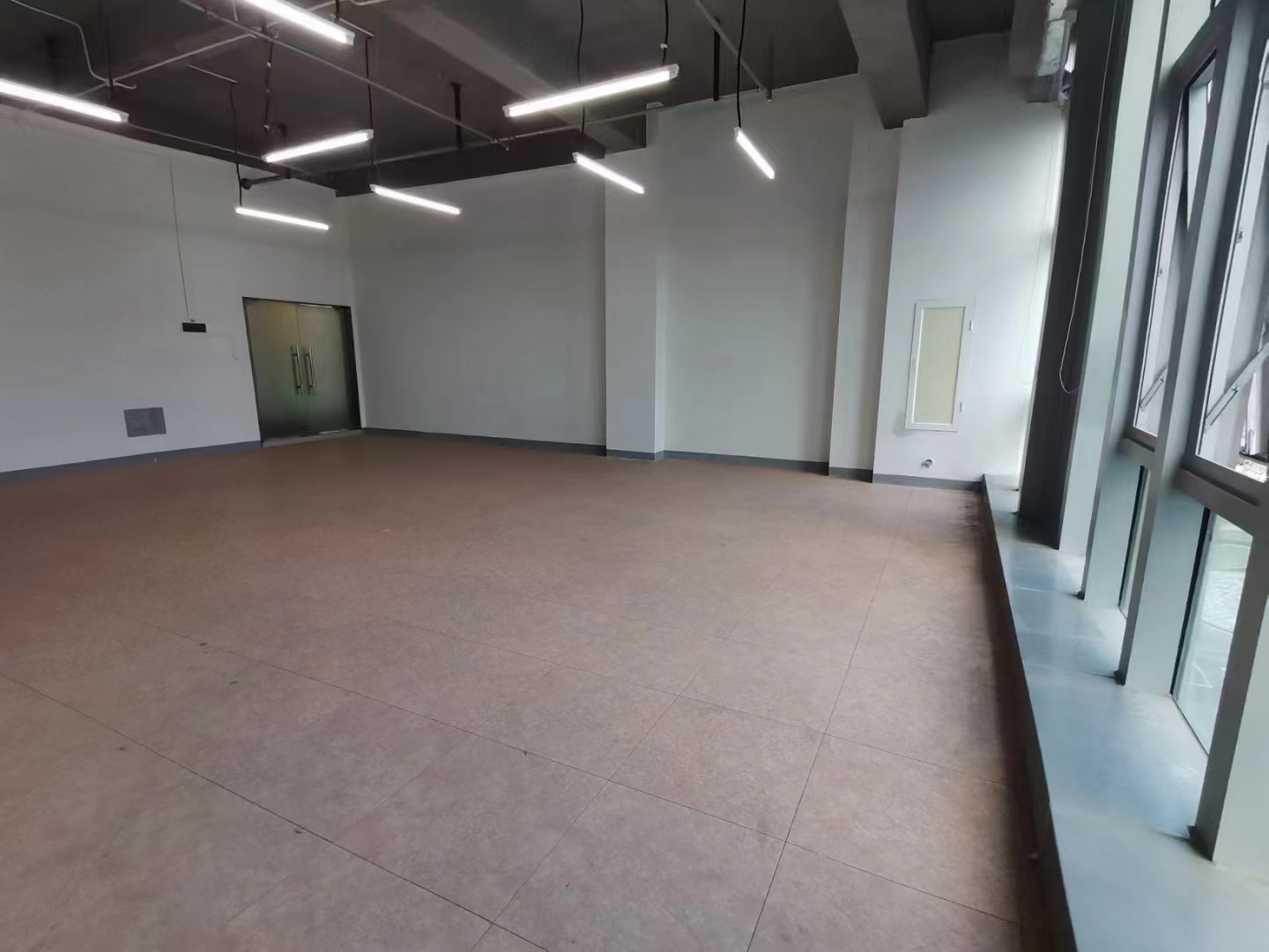 16-2204131202163B.jpg 长宁新虹桥大厦210平精装修带家具优质房源出租(图4)