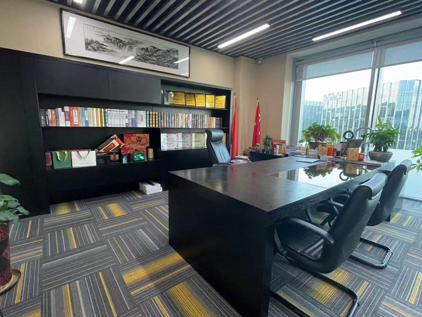 16-22041312021AO.jpg 长宁新虹桥大厦210平精装修带家具优质房源出租(图1)