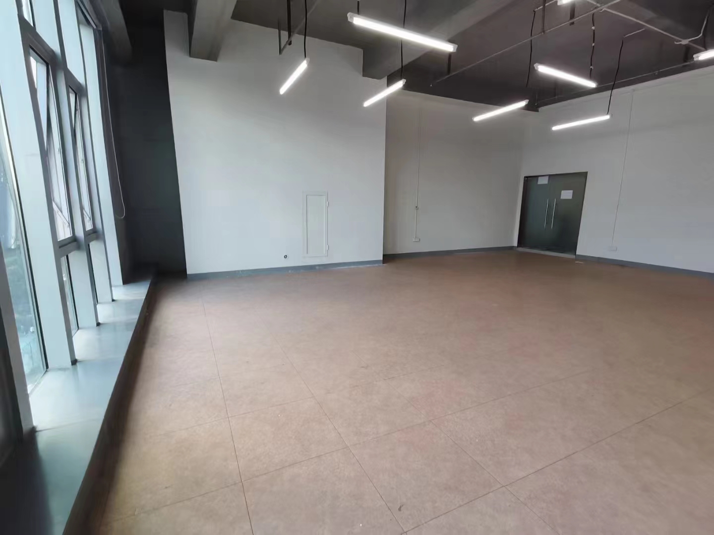 16-22041312021AV.jpg 长宁新虹桥大厦210平精装修带家具优质房源出租(图3)