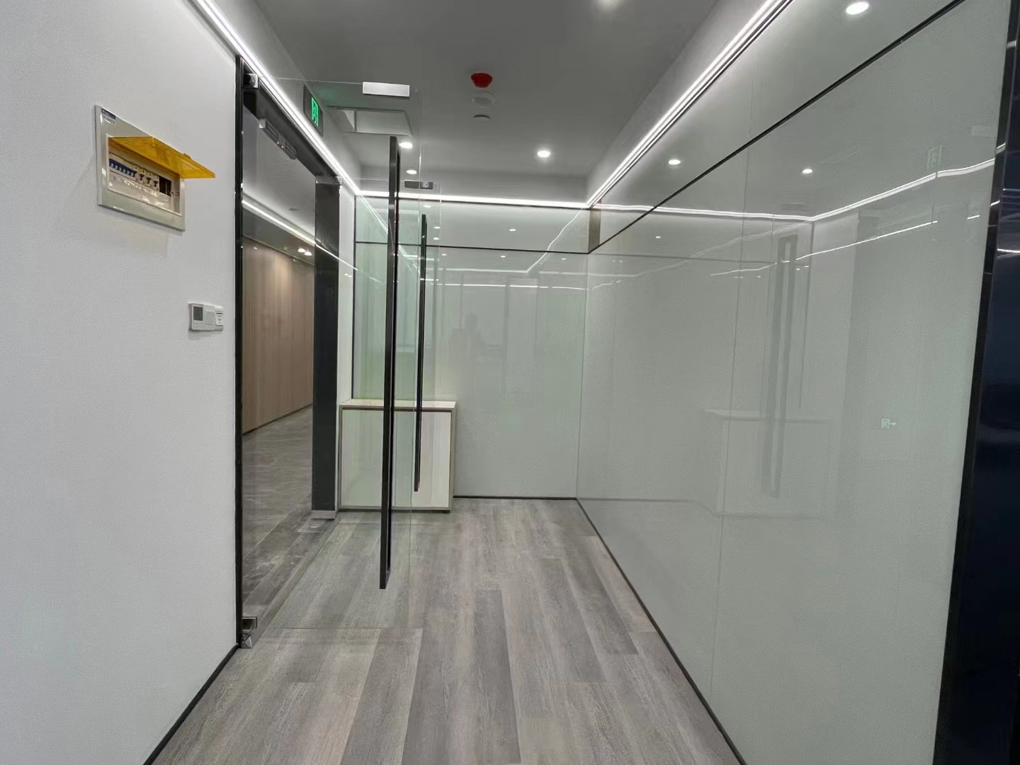 16-22041312021E30.jpg 长宁新虹桥大厦210平精装修带家具优质房源出租(图5)